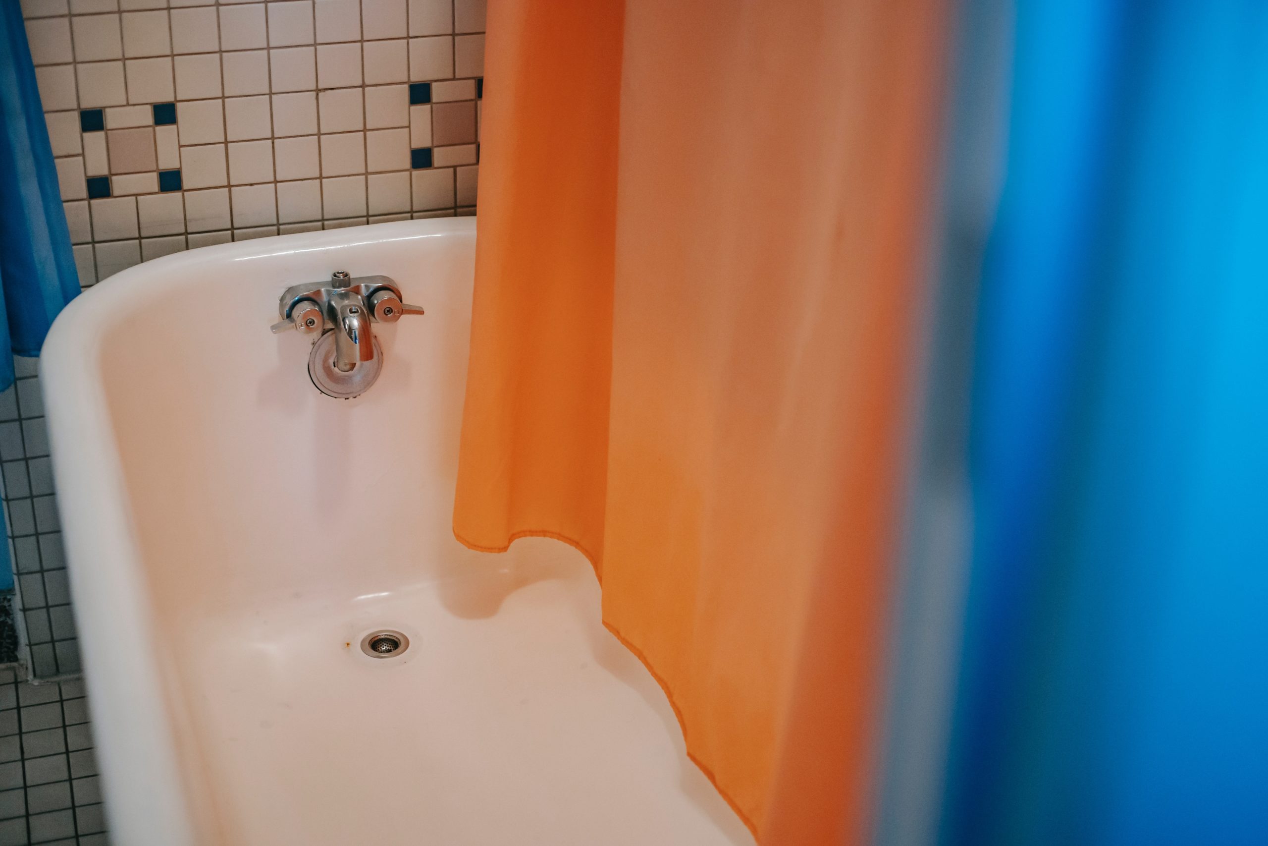 How to Clean Orange Stains in the Bathtub & Shower